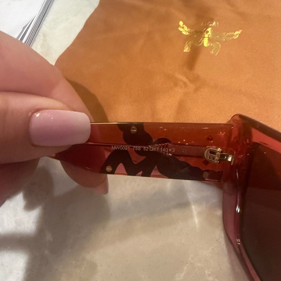 Mcm Worldwide Gorgeous Sunglasses with crossbody leather pouch New with tag - Picture 10 of 13